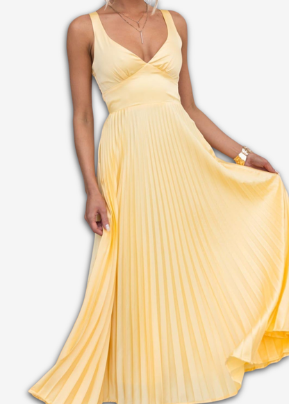Vestido largo amarillo plisado con cuello en V
