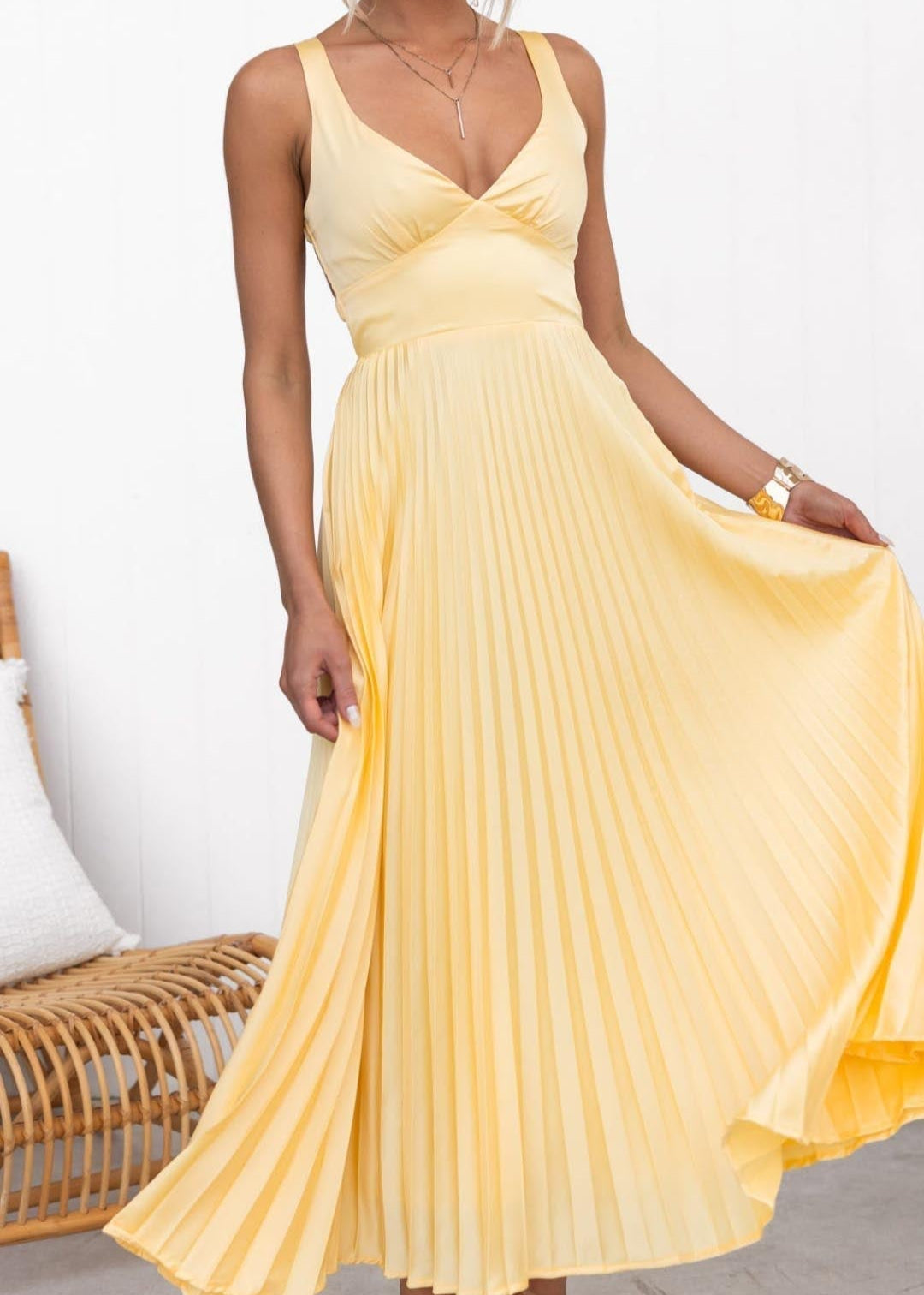 Vestido largo amarillo plisado con cuello en V