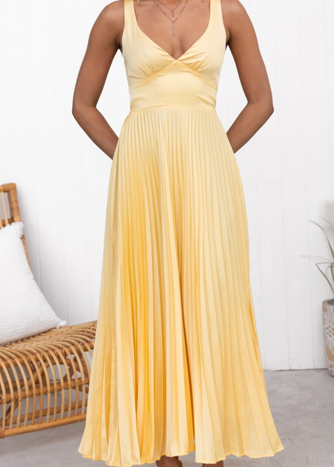 Vestido largo amarillo plisado con cuello en V