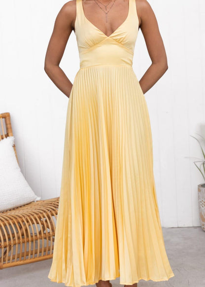 Vestido largo amarillo plisado con cuello en V