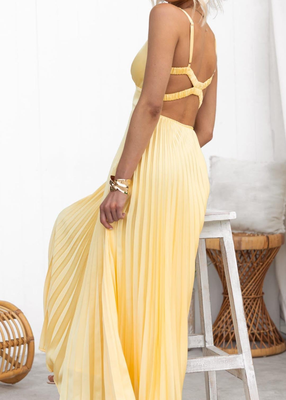 Vestido largo amarillo plisado con cuello en V